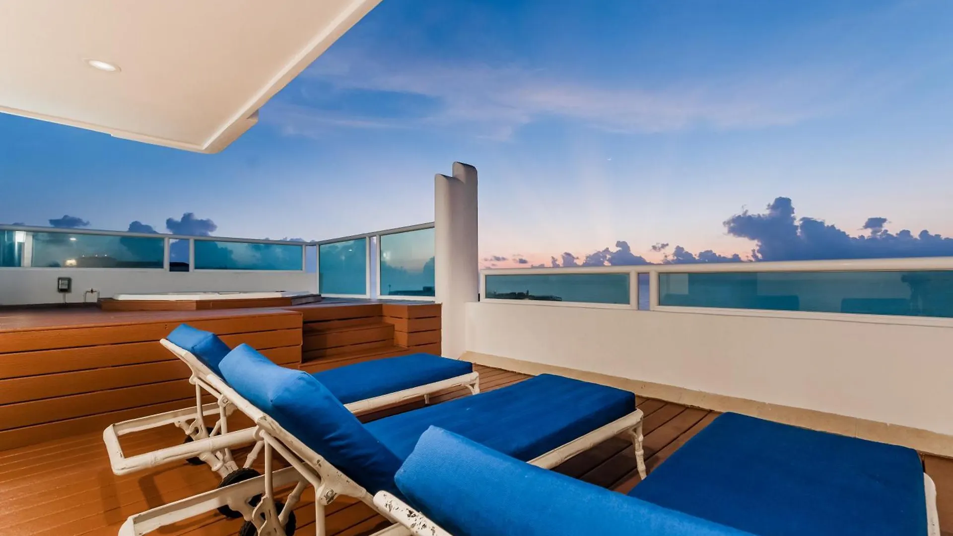 Brisas Beachfront Penthouses Cancun Aparthotel