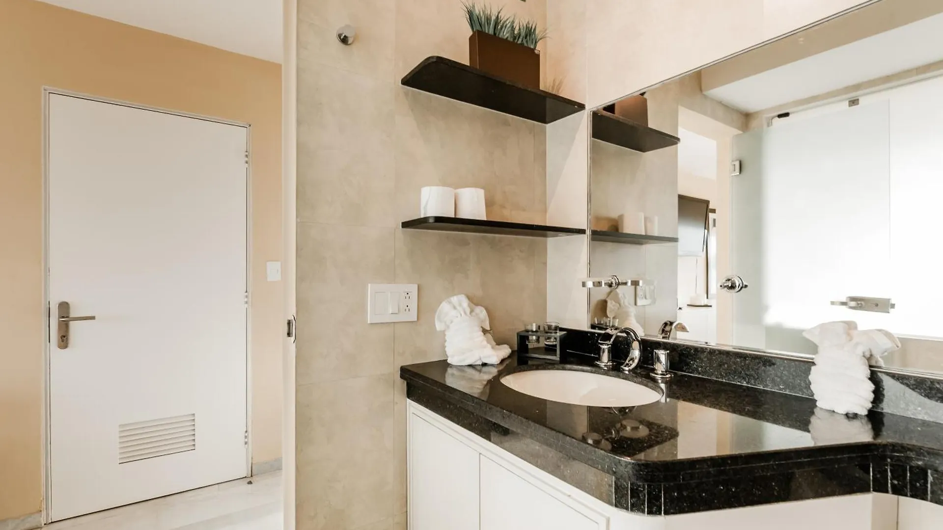 Brisas Beachfront Penthouses Cancun 4*,